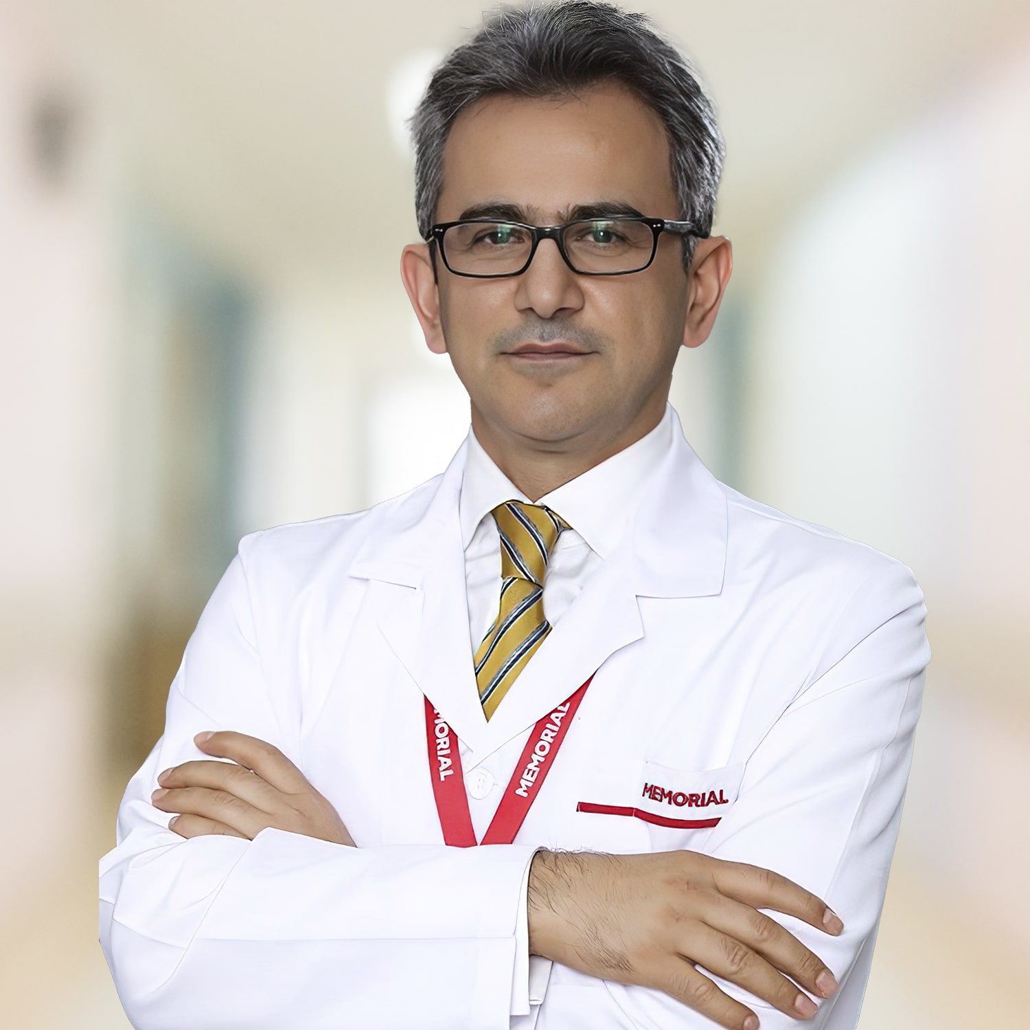 проф. д-р Мустафа Кюрклю вътре