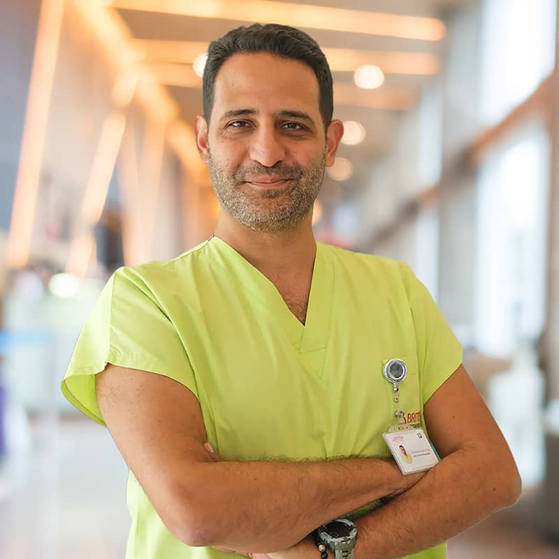 д-р Ибрахим Орчун Олджай вътре