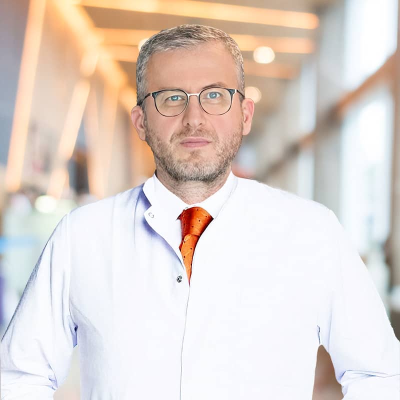 д-р Нафъз Селчук Чекмеджели вътре